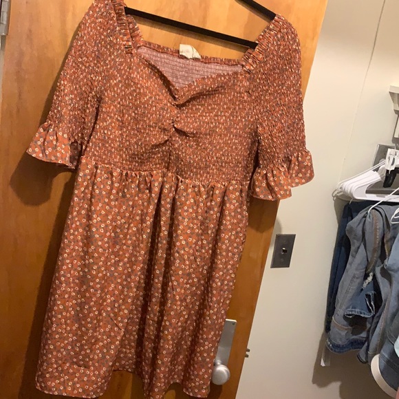 Just found 2x orange ruched dress with flowers and ruffle sleeves - Picture 1 of 2
